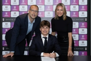 开云官方直播-官方：切赫儿子、16岁门将达米安-切赫与富勒姆签下首份职业合同