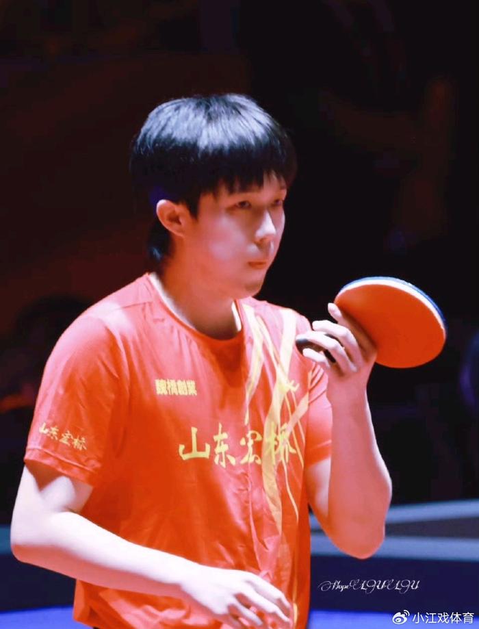 开云官方直播-王楚钦又出洋相！拿2米长毛巾擦汗，网友：奔驰提的要求，快官宣了