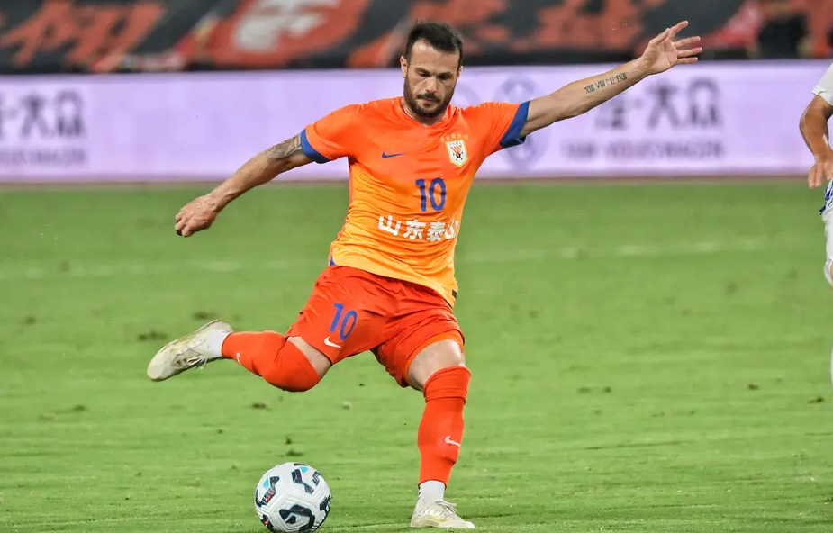 kaiyun sports-瓦科半场独造4球！戴帽+神助攻，戏耍池忠国，射手榜反超法比奥